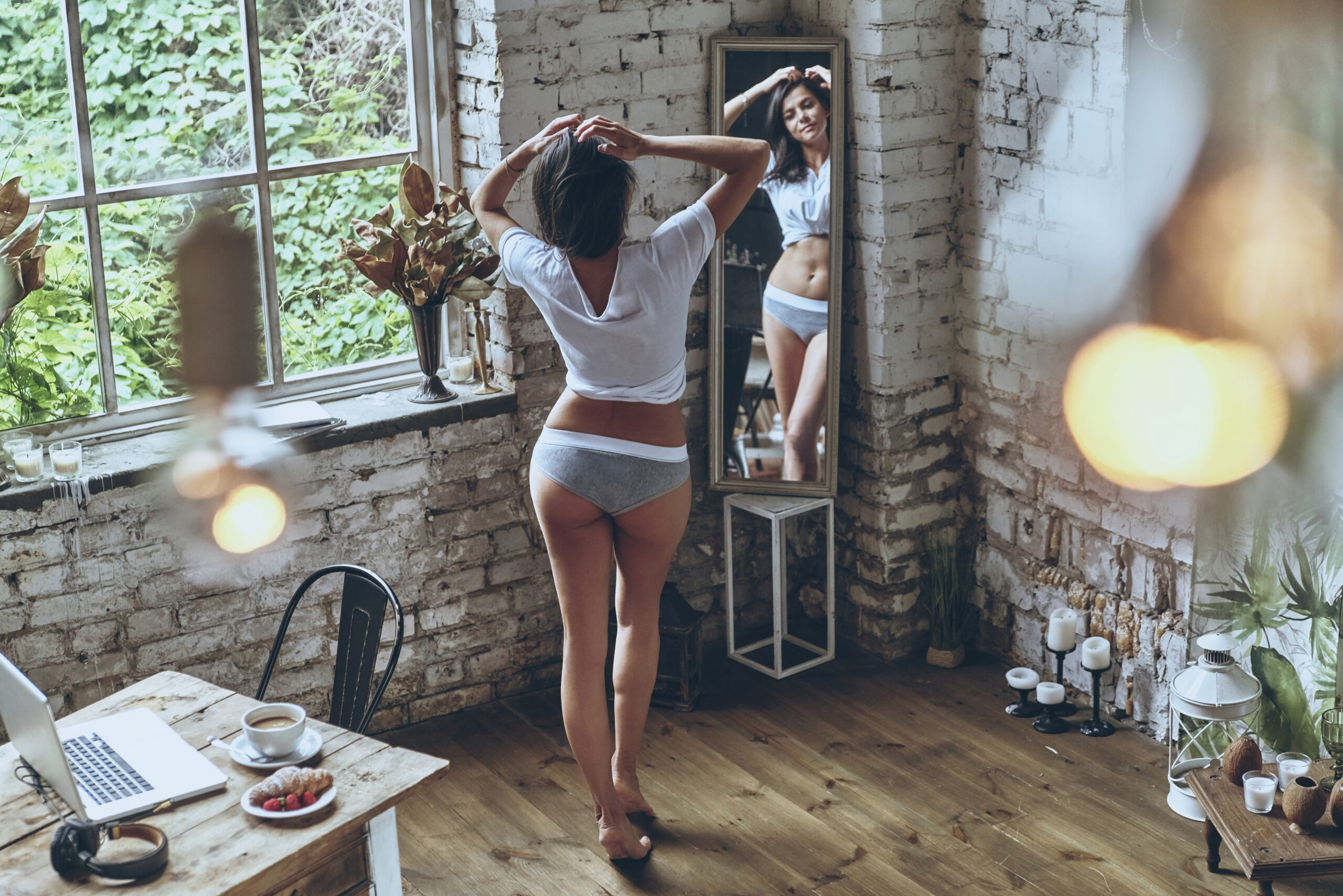 Frau vor dem Spiegel